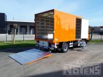 902004 gesloten laadbak met houten bindlatten en zijdeur op MAN vrachtwagen
