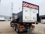 902037 containerslede op vrachtwagen voor aanbrengen wegsignalisatie
