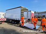 902394 stad Geel vrachtwagen met gesloten opbouw en laadbak